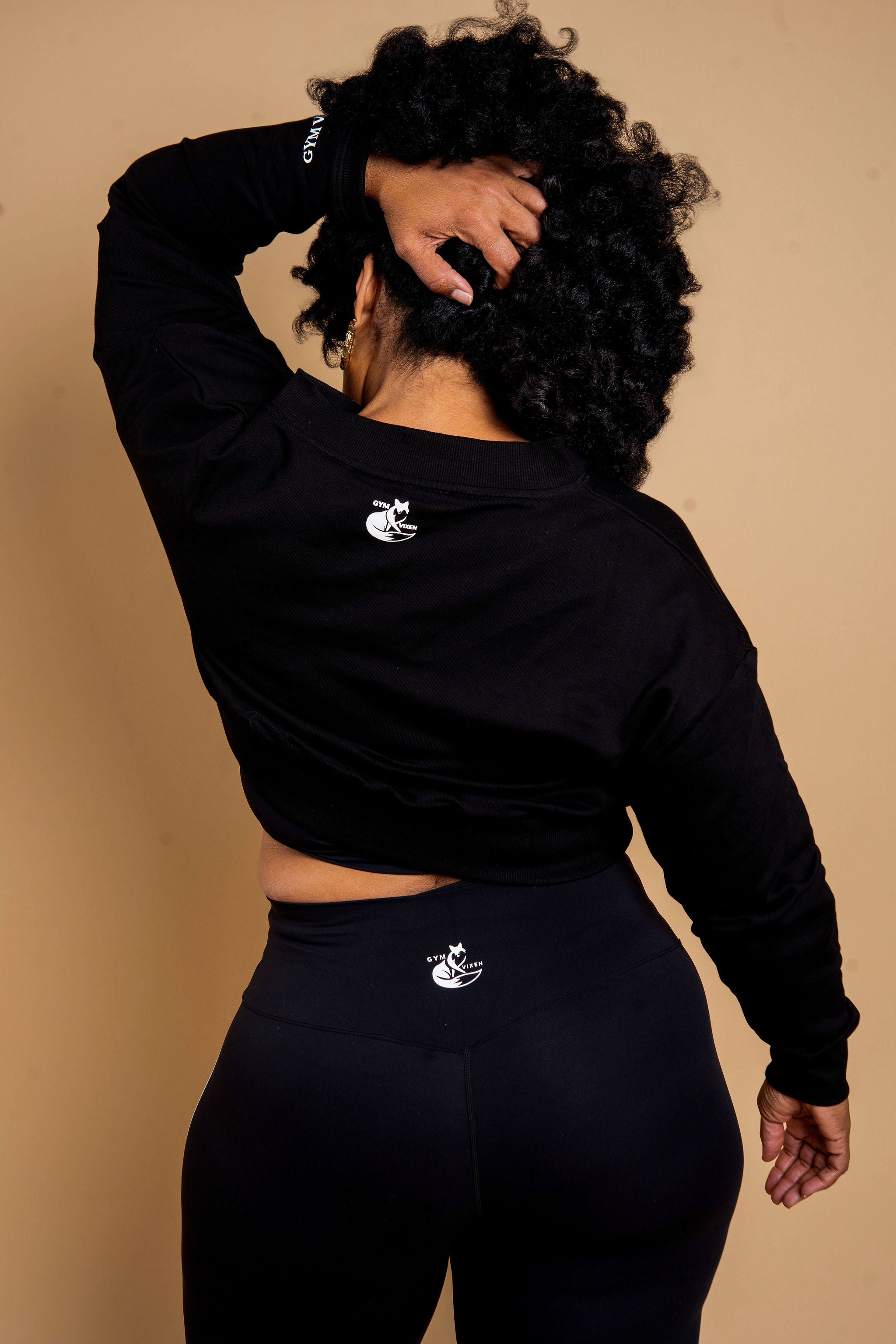 BLACKOUT BADDIE CROP V NECK